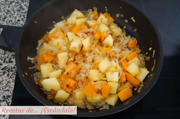 Relleno de pularda con cebolla, puerro, manzana y calabaza