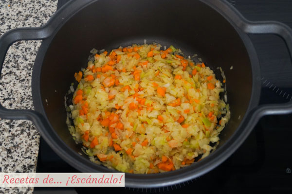 Sofrito de verduras para la crema de langostinos