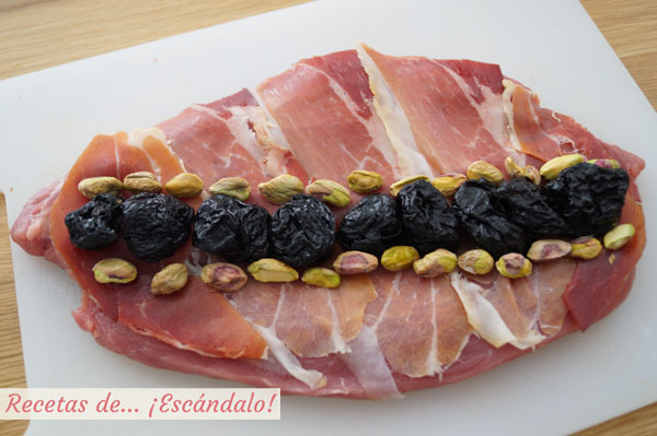 Solomillo de cerdo relleno con ciruelas, pistachos y jamon serrano