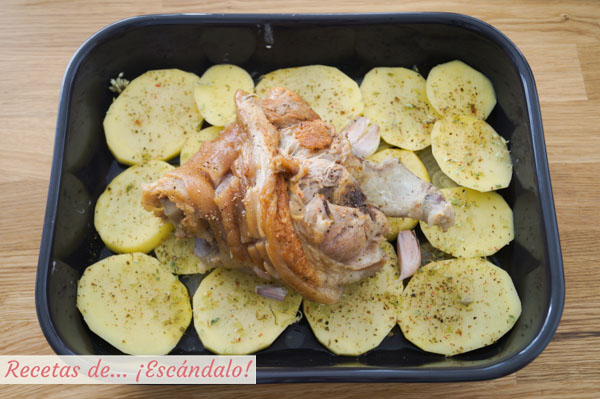 Codillo al horno con patatas y cebolla