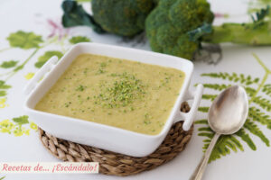 Crema de brócoli con ajos tiernos y patata. Receta saludable