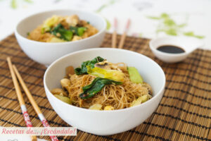 Fideos de arroz chinos salteados con champiñones y pak choi