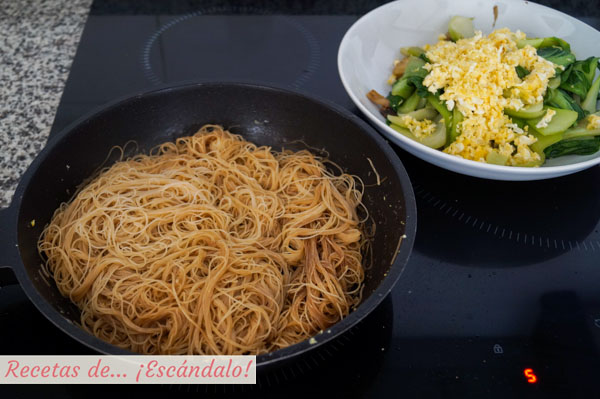 Fideos de arroz salteados