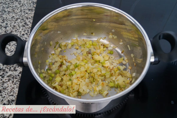 Sofrito de cebolla y ajos tiernos