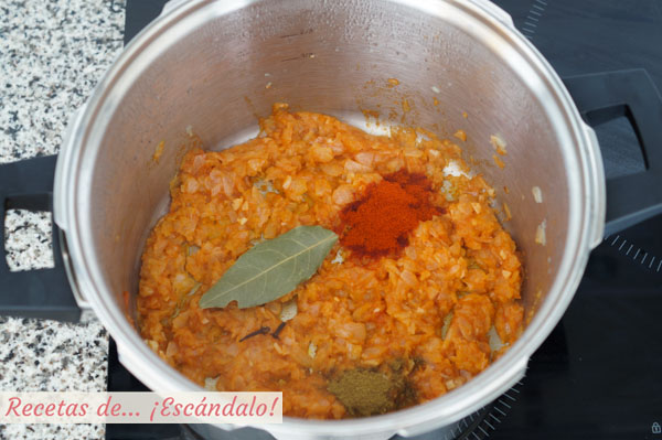 Sofrito para el potaje de garbanzos con espinacas y chorizo