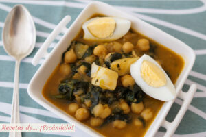 Potaje de garbanzos con bacalao y espinacas o potaje de vigilia