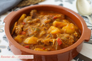 Caldereta de cordero con patatas. Receta tradicional