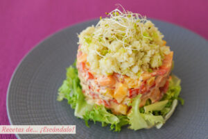 Ensalada de cangrejo o jaiba con pimientos y papaya