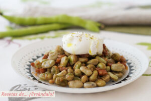 Habas con jamón y huevo poché. Receta fácil
