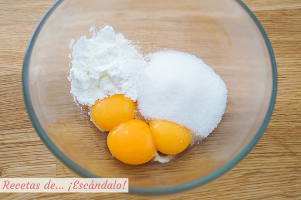 Huevos y azucar para natillas caseras