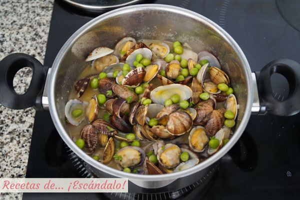 Merluza con almejas y guisantes