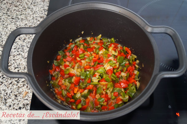 Sofrito de cebolla con pimientos para el pisto