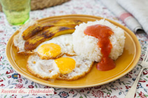Arroz a la cubana, cómo hacer la receta con salsa de tomate, huevos y plátano