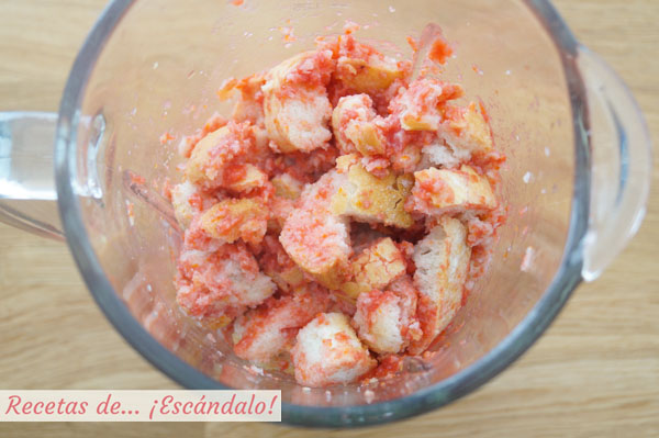 Porra antequerana con tomate y pan