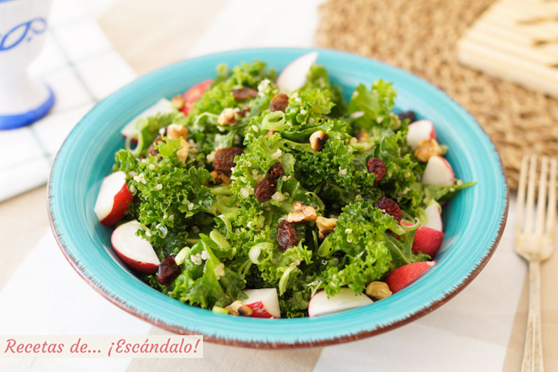 Ensalada de quinoa y kale con vinagreta de mostaza, deliciosa