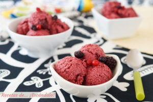 Helado casero de frutos rojos y yogur, muy fácil y rápido