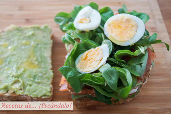 Sandwich de aguacate, salmon y huevo duro