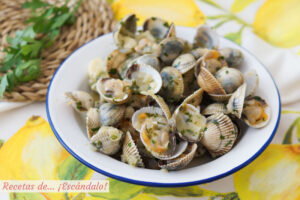Berberechos al vapor con salsa verde de perejil y vino. Aperitivo fácil y saludable