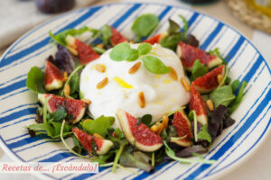 Burrata con ensalada de higos, piñones y vinagreta de albahaca