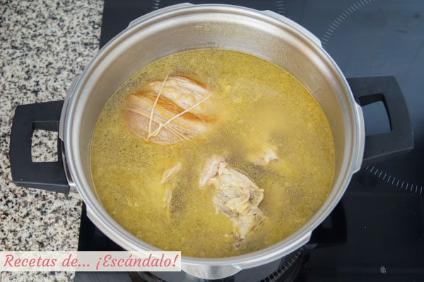 Caldo de pollo para ramen