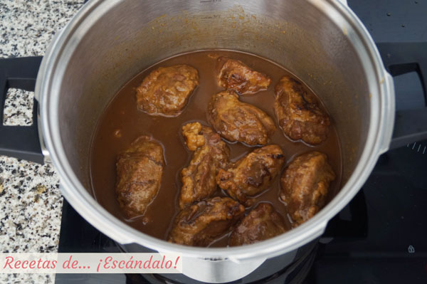 Carrilleras de cerdo en salsa en su jugo