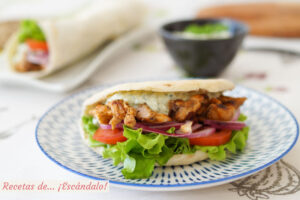 Prepara en casa doner kebab o durum kebab de pollo con salsa tzatziki