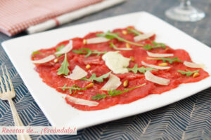 Carpaccio de solomillo de ternera con queso parmesano y salsa tártara