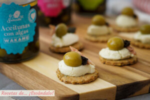 Canapés de galletas saladas caseras con queso crema al wasabi y aceitunas
