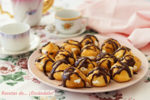 Profiteroles rellenos de nata y con chocolate caliente. Receta paso a paso