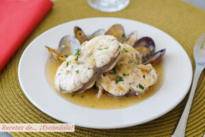 Rape en salsa verde con almejas. Receta de pescado