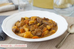 Estofado de ternera con patatas y verduras. Receta de carne en salsa