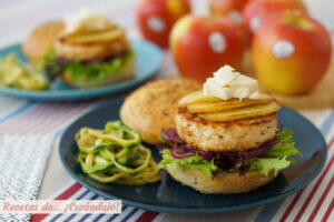 Hamburguesas de pollo con manzana a la plancha, queso de cabra y pan casero