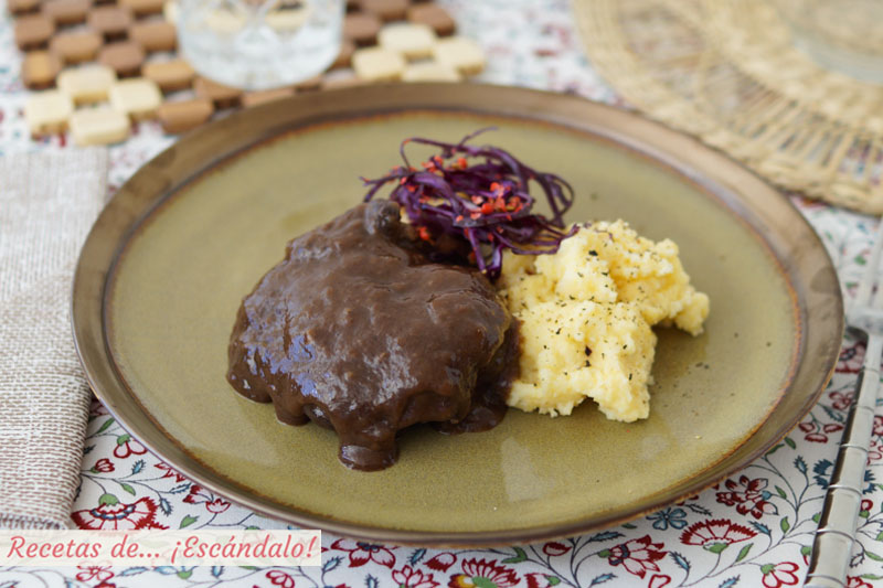 Carrilleras de ternera en salsa con guarnicion de polenta cremosa
