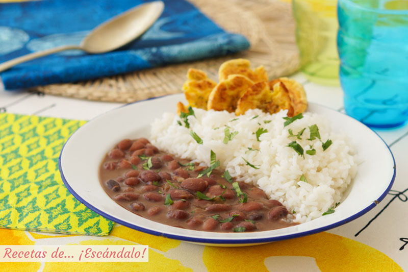 Frijoles negros con arroz blanco y patacones o tostones de platano macho al horno
