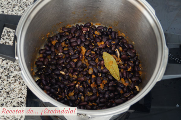 Frijoles negros estofados