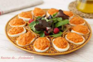 Huevos rellenos de atún y tomate. Receta de aperitivo muy fácil