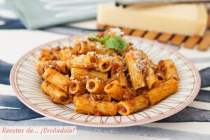 Rigatoni con salsa boloñesa. Receta de pasta deliciosa