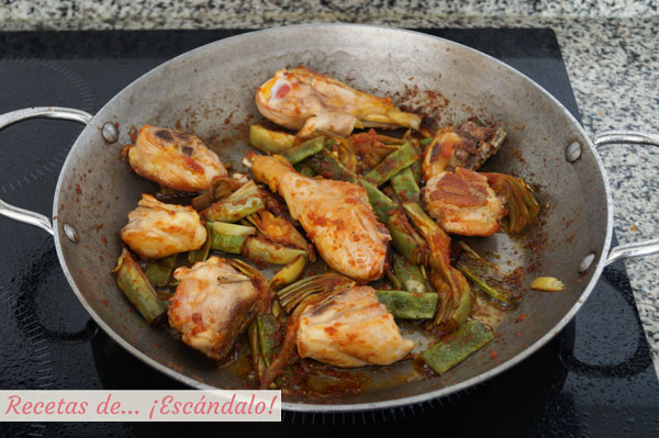 Sofrito y carnes para paella valenciana