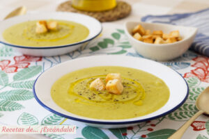 Crema de calabacín y puerros. Receta con o sin quesitos