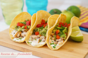 Tacos de pollo con aguacate, pimientos y crema agria