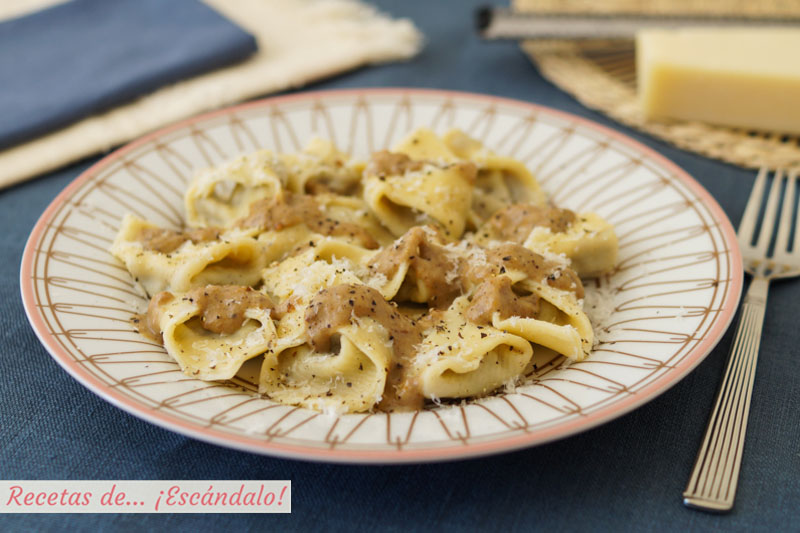 Tortellinis de pasta fresca casera rellenos con carrilleras de cerdo en salsa