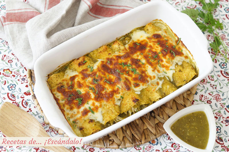 Enchiladas de pollo con salsa verde y queso, al estilo suizas