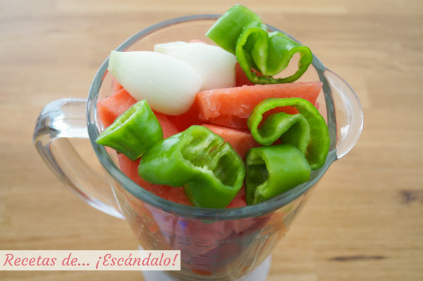 Ingredientes para el gazpacho de sandia