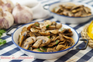 Champiñones al ajillo. Receta fácil, rápida y rica
