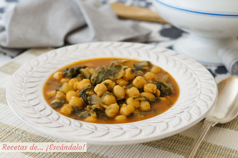 Potaje de garbanzos con acelgas, un platazo saludable de cuchara