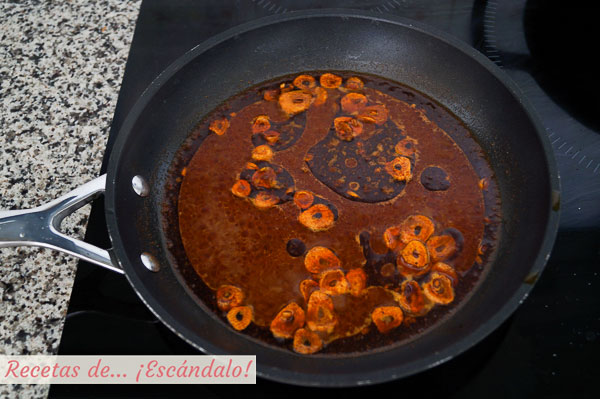 Ajada con ajos, pimenton y aceite