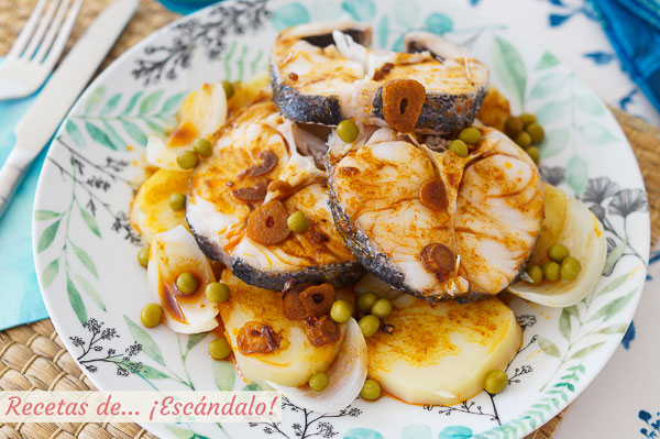 Como hacer merluza a la gallega con ajada, patatas y guisantes. Receta tradicional