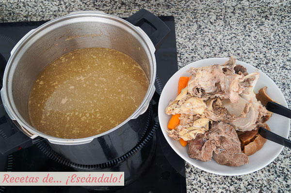 Consome casero con carnes, huesos y verduras