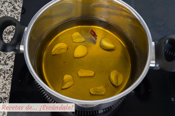 Ajos y guindilla confitados