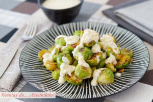 Coles de bruselas salteadas al ajillo con salsa de queso